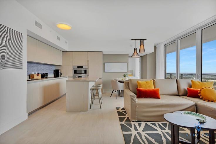 Salle de séjour élégante avec mobilier moderne dans un appartement à Building Jimmy Buffett Memorial Highway - stay-sol - 1227317 - MIA à Hollywood, Hollywood