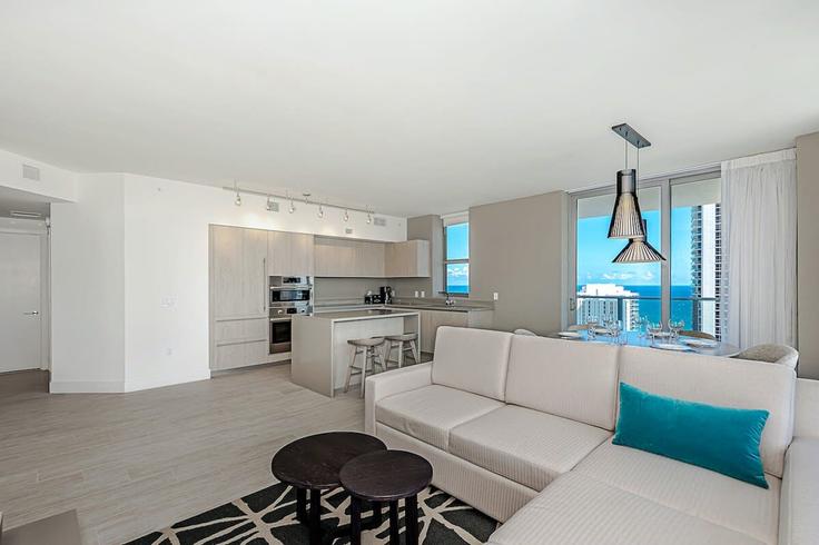 Sala de estar elegantemente projetada com móveis modernos em um apartamento no Building South Ocean Drive - stay-sol - 1227247 - MIA em Hollywood, Hollywood Sala de estar elegantemente projetada com móveis modernos em um apartamento no Building South Ocean Drive - stay-sol - 1227247 - MIA em Hollywood, Hollywood