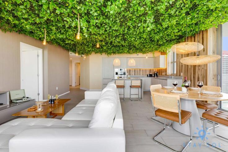 Elegante sala de estar con mobiliario moderno en un apartamento en Building South Ocean Drive - stay-sol - 1227308 - MIA en Hollywood, Hollywood