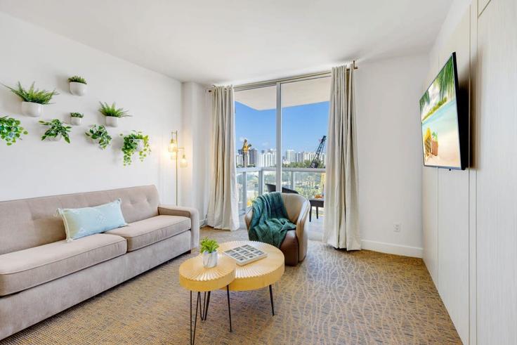 Sunny Isles Beach Sunny Isles BeachのBuilding Collins Avenue - stay-sol - 1227327 - MIAのアパートメントにある、モダンな家具を備えたエレガントなデザインのリビングルーム