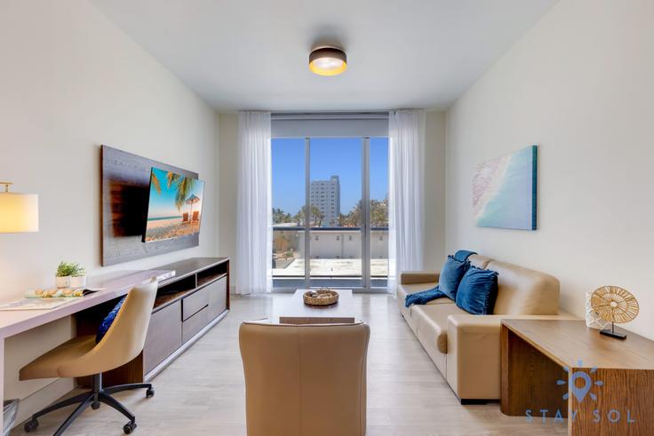 Salle de séjour élégante avec mobilier moderne dans un appartement à Building North Ocean Drive - stay-sol - 1227261 - MIA à Hollywood, Hollywood Salle de séjour élégante avec mobilier moderne dans un appartement à Building North Ocean Drive - stay-sol - 1227261 - MIA à Hollywood, Hollywood