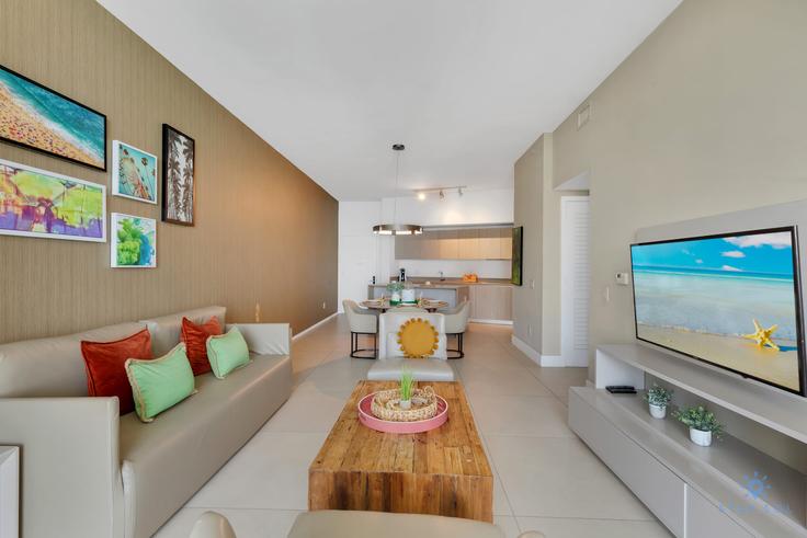 Salle de séjour élégante avec mobilier moderne dans un appartement à Building South Ocean Drive - stay-sol - 1227451 - MIA à Hollywood, Hollywood Salle de séjour élégante avec mobilier moderne dans un appartement à Building South Ocean Drive - stay-sol - 1227451 - MIA à Hollywood, Hollywood
