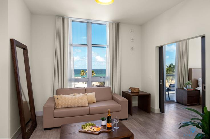 Sala de estar elegantemente projetada com móveis modernos em um apartamento no Building North Ocean Drive - stay-sol - 1227260 - MIA em Hollywood, Hollywood Sala de estar elegantemente projetada com móveis modernos em um apartamento no Building North Ocean Drive - stay-sol - 1227260 - MIA em Hollywood, Hollywood