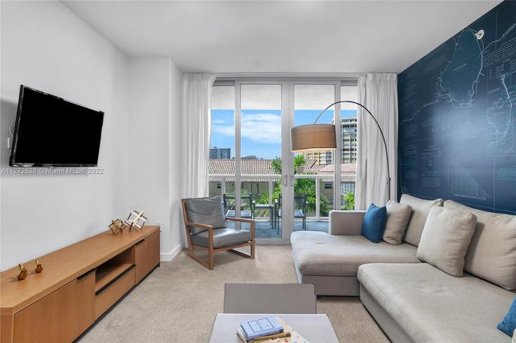 Hallandale Beach Hallandale BeachのBuilding East Hallandale Beach Boulevard - stay-sol - 1227458 - MIAのアパートメントにある、モダンな家具を備えたエレガントなデザインのリビングルーム