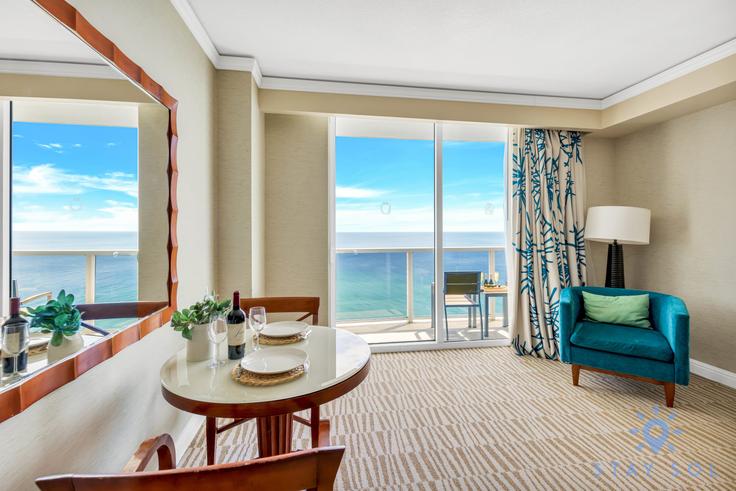 Sunny Isles Beach Sunny Isles BeachのBuilding Collins Avenue - stay-sol - 1227469 - MIAのアパートメントにある、モダンな家具を備えたエレガントなデザインのリビングルーム