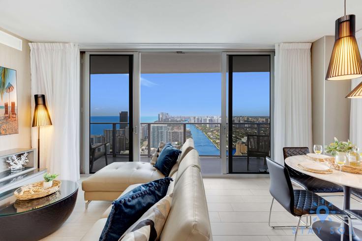 Elegant gestaltetes Wohnzimmer mit moderner Einrichtung in einer Wohnung im Building South Ocean Drive - stay-sol - 1227453 - MIA in Hollywood, Hollywood Elegant gestaltetes Wohnzimmer mit moderner Einrichtung in einer Wohnung im Building South Ocean Drive - stay-sol - 1227453 - MIA in Hollywood, Hollywood