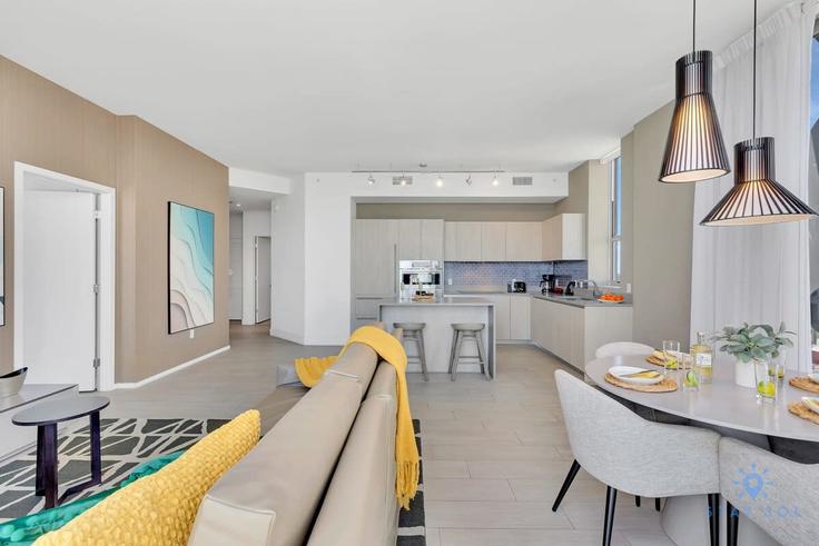 Elegante sala de estar con mobiliario moderno en un apartamento en Building South Ocean Drive - stay-sol - 1227480 - MIA en Hollywood, Hollywood