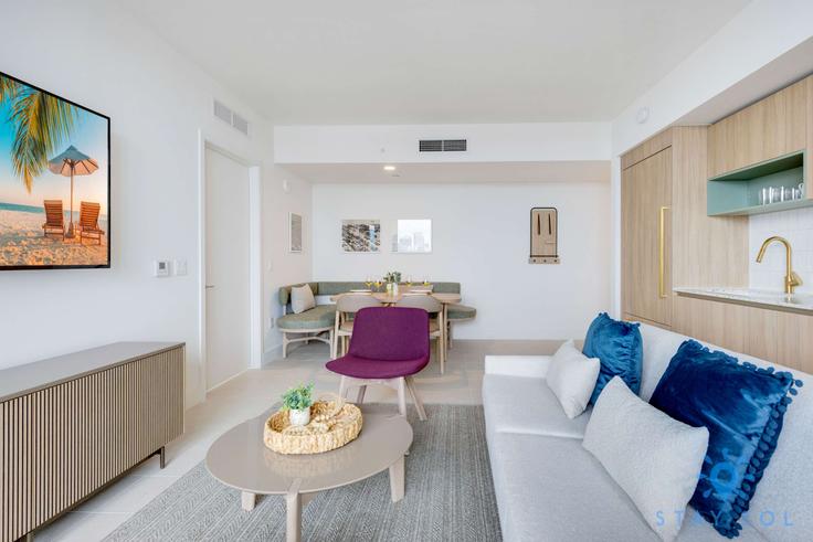 Elegant gestaltetes Wohnzimmer mit moderner Einrichtung in einer Wohnung im Building Dwyane Wade Boulevard - stay-sol - 1227487 - MIA in Miami, Miami
