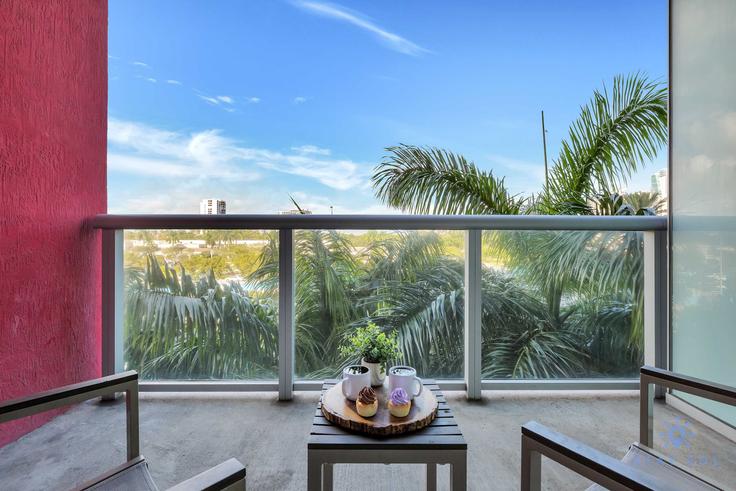 East Hallandale Beach Boulevardにある2件の寝室・家具付きアパート（1227504P、Hallandale Beach、Hallandale Beach）写真 1枚