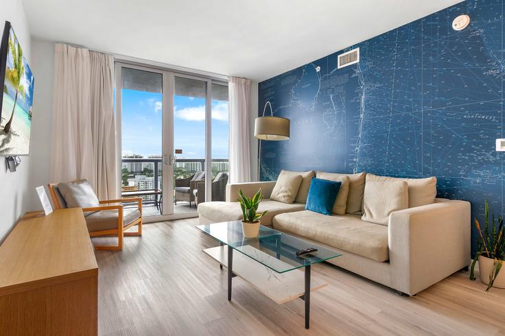 Salle de séjour élégante avec mobilier moderne dans un appartement à Building East Hallandale Beach Boulevard - stay-sol - 1227510 - MIA à Hallandale Beach, Hallandale Beach