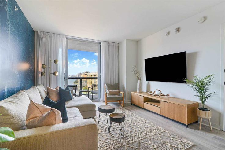 Hallandale Beach Hallandale BeachのBuilding East Hallandale Beach Boulevard - stay-sol - 1227524 - MIAのアパートメントにある、モダンな家具を備えたエレガントなデザインのリビングルーム