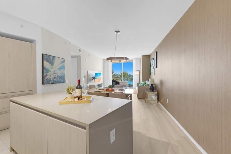 Elegante sala de estar con mobiliario moderno en un apartamento en Building South Ocean Drive - stay-sol - 1296213 en Hollywood, Hollywood Elegante sala de estar con mobiliario moderno en un apartamento en Building South Ocean Drive - stay-sol - 1296213 en Hollywood, Hollywood