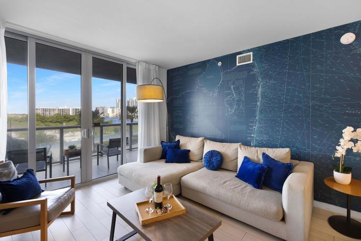 Elegante sala de estar con mobiliario moderno en un apartamento en Building East Hallandale Beach Boulevard - stay-sol - 1344348 en Hallandale Beach, Hallandale Beach