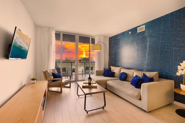 Sala de estar elegantemente projetada com móveis modernos em um apartamento no Building East Hallandale Beach Boulevard - stay-sol - 1344346 em Hallandale Beach, Hallandale Beach Sala de estar elegantemente projetada com móveis modernos em um apartamento no Building East Hallandale Beach Boulevard - stay-sol - 1344346 em Hallandale Beach, Hallandale Beach