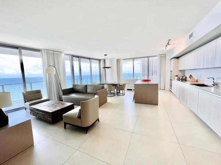 Building South Ocean Drive - stay-sol - 1363908 adresindeki bir dairede modern mobilyalarla zarif bir şekilde tasarlanmış oturma odası Hollywood, Hollywood