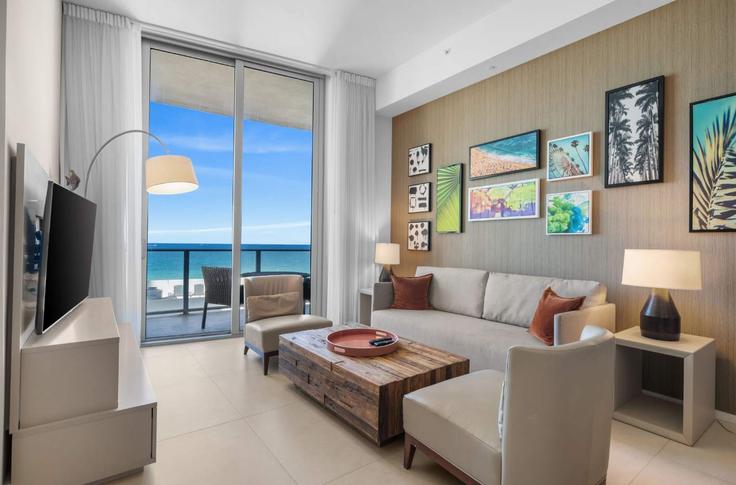 Hollywood, Hollywood에 위치한 Building South Ocean Drive - stay-sol - 1557596 유닛의 세련된 인테리어가 돋보이는 거실 Hollywood, Hollywood에 위치한 Building South Ocean Drive - stay-sol - 1557596 유닛의 세련된 인테리어가 돋보이는 거실