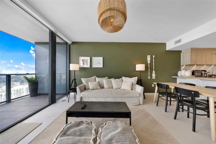 Elegant gestaltetes Wohnzimmer mit moderner Einrichtung in einer Wohnung im Building Brickell Plaza - stay-sol - 1598525 in Miami, Miami