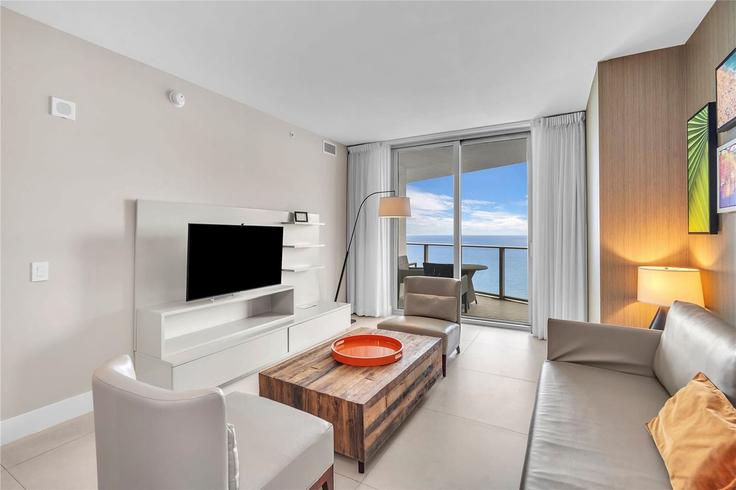 Elegante sala de estar con mobiliario moderno en un apartamento en Building South Ocean Drive - stay-sol - 1227554 en Hollywood, Hollywood