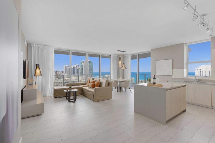 Salle de séjour élégante avec mobilier moderne dans un appartement à Building South Ocean Drive - stay-sol - 1227204 - MIA à Hollywood, Hollywood