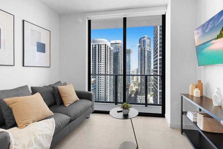Elegante sala de estar con mobiliario moderno en un apartamento en Building Northeast 1st Avenue - stay-sol - 1511567 en Miami, Miami Elegante sala de estar con mobiliario moderno en un apartamento en Building Northeast 1st Avenue - stay-sol - 1511567 en Miami, Miami
