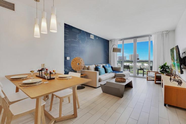 Hallandale Beach Hallandale BeachのBuilding East Hallandale Beach Boulevard - stay-sol - 1227444 - MIAのアパートメントにある、モダンな家具を備えたエレガントなデザインのリビングルーム