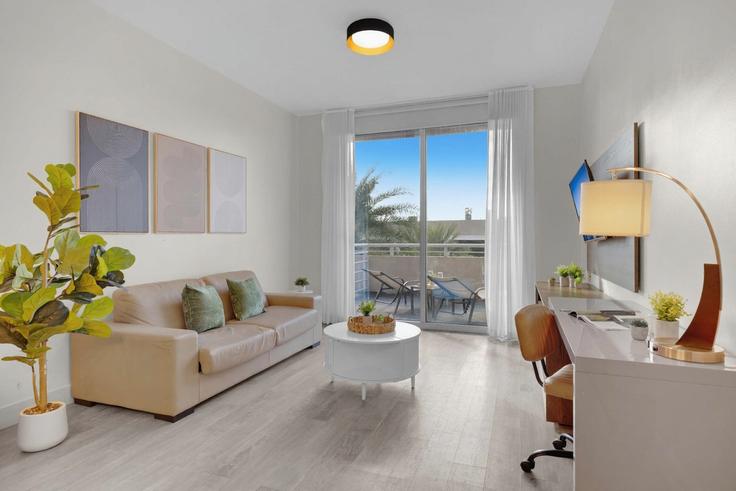 Hollywood HollywoodのBuilding North Ocean Drive - stay-sol - 1227226 - MIAのアパートメントにある、モダンな家具を備えたエレガントなデザインのリビングルーム