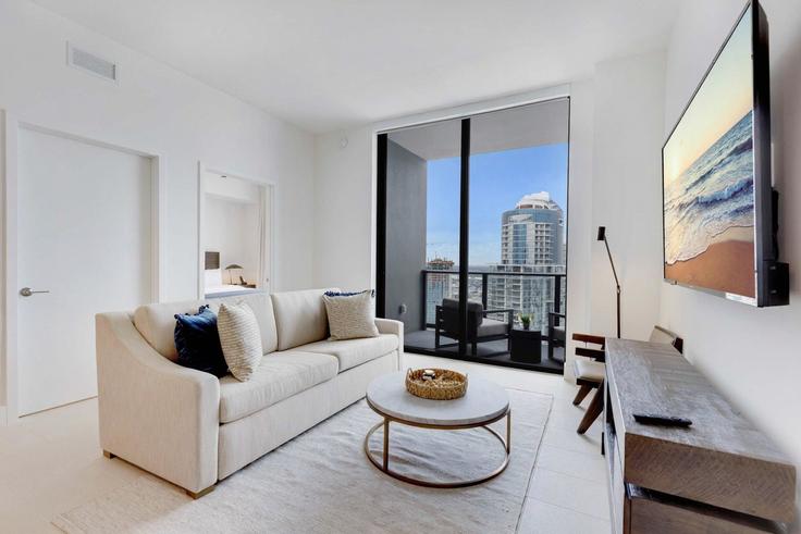 Elegante sala de estar con mobiliario moderno en un apartamento en Building Dwyane Wade Boulevard - stay-sol - 1227549 - MIA en Miami, Miami Elegante sala de estar con mobiliario moderno en un apartamento en Building Dwyane Wade Boulevard - stay-sol - 1227549 - MIA en Miami, Miami