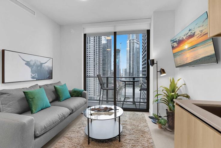 Elegante sala de estar con mobiliario moderno en un apartamento en Building Northeast 1st Avenue - stay-sol - 1499892 en Miami, Miami Elegante sala de estar con mobiliario moderno en un apartamento en Building Northeast 1st Avenue - stay-sol - 1499892 en Miami, Miami