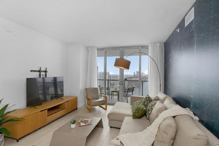 Sala de estar elegantemente projetada com móveis modernos em um apartamento no Building East Hallandale Beach Boulevard - stay-sol - 1227399 - MIA em Hallandale Beach, Hallandale Beach Sala de estar elegantemente projetada com móveis modernos em um apartamento no Building East Hallandale Beach Boulevard - stay-sol - 1227399 - MIA em Hallandale Beach, Hallandale Beach
