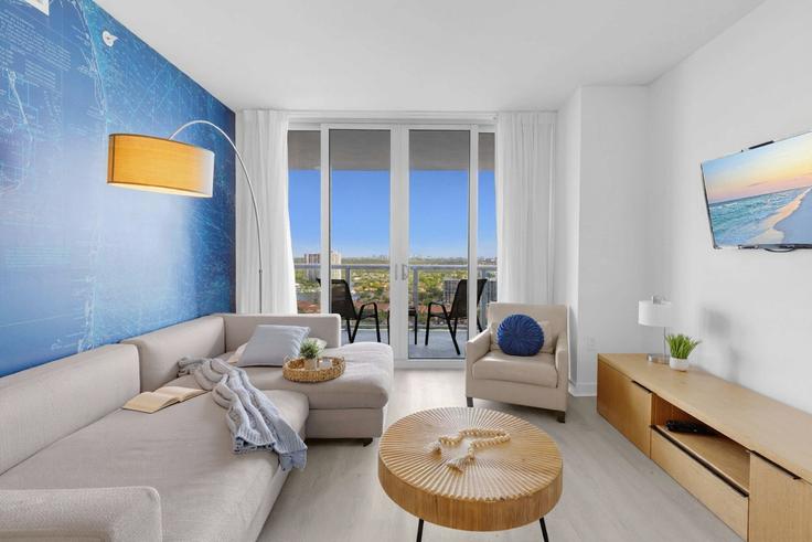 Salle de séjour élégante avec mobilier moderne dans un appartement à Building East Hallandale Beach Boulevard - stay-sol - 1241877 - MIA à Hallandale Beach, Hallandale Beach