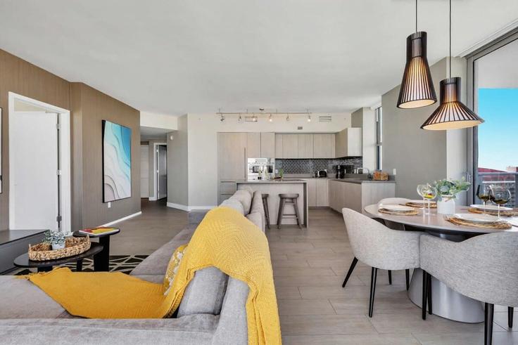 Hollywood HollywoodのBuilding Jimmy Buffett Memorial Highway - stay-sol - 1227334 - MIAのアパートメントにある、モダンな家具を備えたエレガントなデザインのリビングルーム Hollywood HollywoodのBuilding Jimmy Buffett Memorial Highway - stay-sol - 1227334 - MIAのアパートメントにある、モダンな家具を備えたエレガントなデザインのリビングルーム