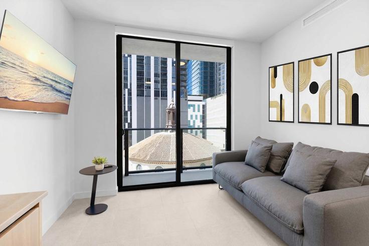 Elegante sala de estar con mobiliario moderno en un apartamento en Building Northeast 1st Avenue - stay-sol - 1496919 en Miami, Miami Elegante sala de estar con mobiliario moderno en un apartamento en Building Northeast 1st Avenue - stay-sol - 1496919 en Miami, Miami