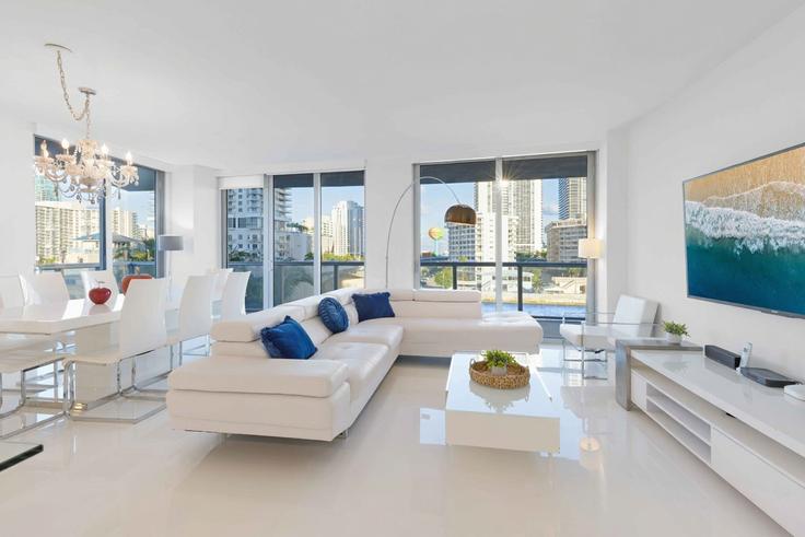 Hallandale Beach, Hallandale Beach에 위치한 Building East Hallandale Beach Boulevard - stay-sol - 1356849 유닛의 세련된 인테리어가 돋보이는 거실