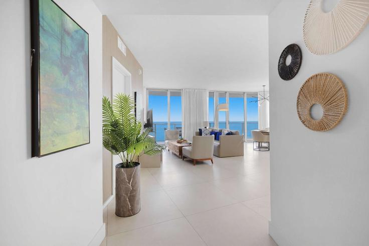 Elegant gestaltetes Wohnzimmer mit moderner Einrichtung in einer Wohnung im Building South Ocean Drive - stay-sol - 1363908 in Hollywood, Hollywood Elegant gestaltetes Wohnzimmer mit moderner Einrichtung in einer Wohnung im Building South Ocean Drive - stay-sol - 1363908 in Hollywood, Hollywood