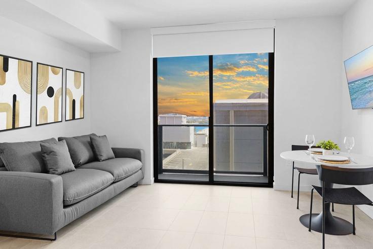Elegant gestaltetes Wohnzimmer mit moderner Einrichtung in einer Wohnung im Building Northeast 1st Avenue - stay-sol - 1507545 in Miami, Miami Elegant gestaltetes Wohnzimmer mit moderner Einrichtung in einer Wohnung im Building Northeast 1st Avenue - stay-sol - 1507545 in Miami, Miami