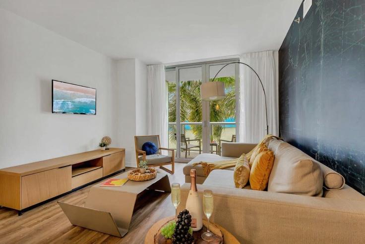 Salle de séjour élégante avec mobilier moderne dans un appartement à Building East Hallandale Beach Boulevard - stay-sol - 1227292 - MIA à Hallandale Beach, Hallandale Beach
