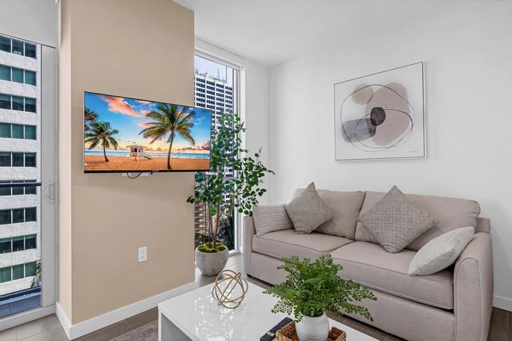 Elegant gestaltetes Wohnzimmer mit moderner Einrichtung in einer Wohnung im Building Biscayne Boulevard - stay-sol - 1227454 - MIA in Miami, Miami