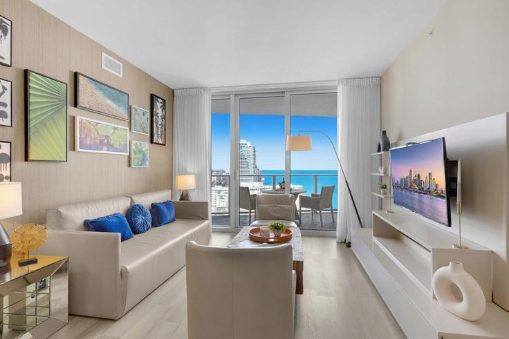 Hollywood HollywoodのBuilding South Ocean Drive - stay-sol - 1227543 - MIAのアパートメントにある、モダンな家具を備えたエレガントなデザインのリビングルーム Hollywood HollywoodのBuilding South Ocean Drive - stay-sol - 1227543 - MIAのアパートメントにある、モダンな家具を備えたエレガントなデザインのリビングルーム