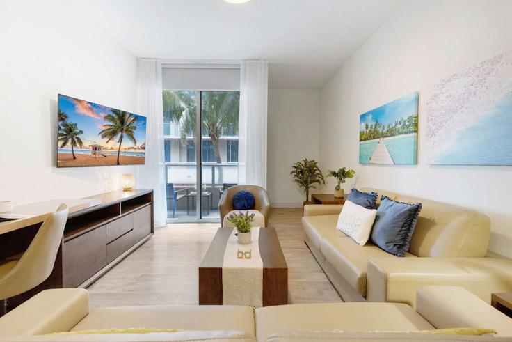 Salle de séjour élégante avec mobilier moderne dans un appartement à Building North Ocean Drive - stay-sol - 1227478 - MIA à Hollywood, Hollywood Salle de séjour élégante avec mobilier moderne dans un appartement à Building North Ocean Drive - stay-sol - 1227478 - MIA à Hollywood, Hollywood
