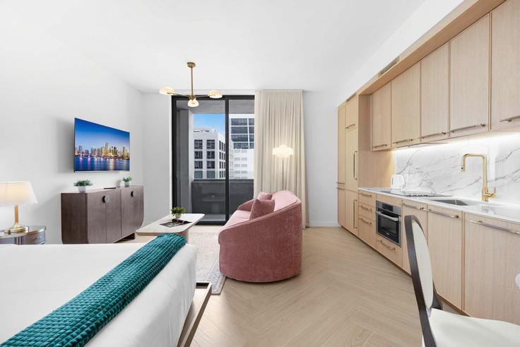 Miami MiamiのBuilding Northwest 2nd Avenue - stay-sol - 1559549のアパートメントにある、モダンな家具を備えたエレガントなデザインのリビングルーム Miami MiamiのBuilding Northwest 2nd Avenue - stay-sol - 1559549のアパートメントにある、モダンな家具を備えたエレガントなデザインのリビングルーム