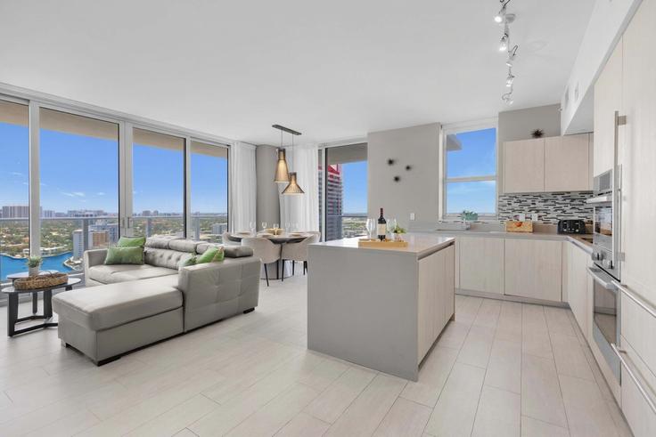 Elegante sala de estar con mobiliario moderno en un apartamento en Building South Ocean Drive - stay-sol - 1227249 - MIA en Hollywood, Hollywood