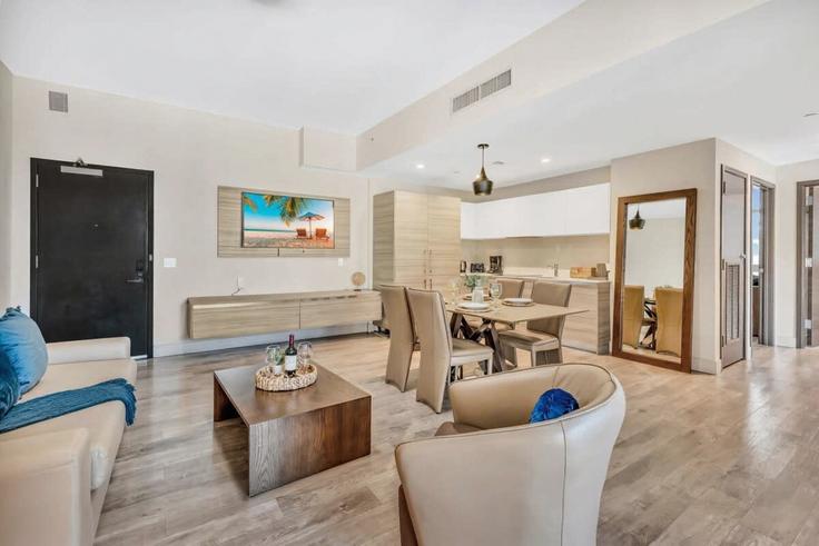 Salle de séjour élégante avec mobilier moderne dans un appartement à Building North Ocean Drive - stay-sol - 1227219 - MIA à Hollywood, Hollywood