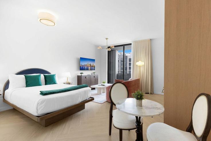 Elegant gestaltetes Wohnzimmer mit moderner Einrichtung in einer Wohnung im Building Northwest 2nd Avenue - stay-sol - 1542187 in Miami, Miami