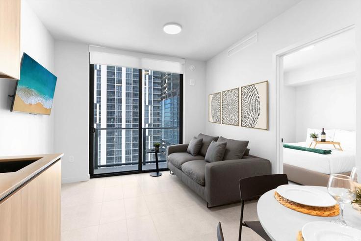 Salle de séjour élégante avec mobilier moderne dans un appartement à Building Northeast 1st Avenue - stay-sol - 1496920 à Miami, Miami