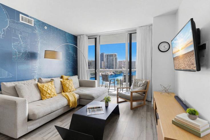 Sala de estar elegantemente projetada com móveis modernos em um apartamento no Building East Hallandale Beach Boulevard - stay-sol - 1375236 em Hallandale Beach, Hallandale Beach Sala de estar elegantemente projetada com móveis modernos em um apartamento no Building East Hallandale Beach Boulevard - stay-sol - 1375236 em Hallandale Beach, Hallandale Beach