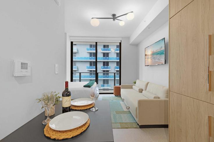 Salle de séjour élégante avec mobilier moderne dans un appartement à Building Northeast 6th Street - stay-sol - 1404243 à Miami, Miami
