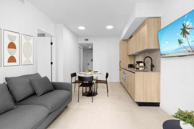 Elegant gestaltetes Wohnzimmer mit moderner Einrichtung in einer Wohnung im Building Northeast 1st Avenue - stay-sol - 1496921 in Miami, Miami
