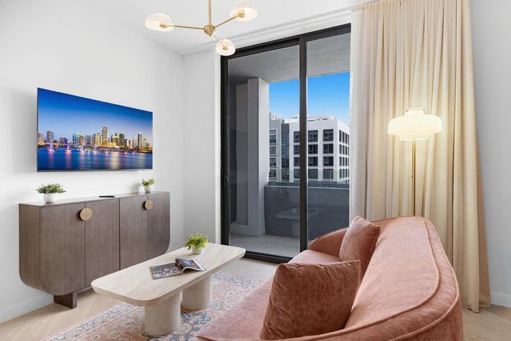 Sala de estar elegantemente projetada com móveis modernos em um apartamento no Building Northwest 2nd Avenue - stay-sol - 1542187 em Miami, Miami Sala de estar elegantemente projetada com móveis modernos em um apartamento no Building Northwest 2nd Avenue - stay-sol - 1542187 em Miami, Miami
