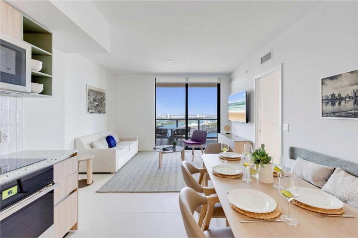 Elegante sala de estar con mobiliario moderno en un apartamento en Building Dwyane Wade Boulevard - stay-sol - 1227496 - MIA en Miami, Miami
