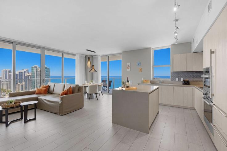 Elegante sala de estar con mobiliario moderno en un apartamento en Building Jimmy Buffett Memorial Highway - stay-sol - 1227202 - MIA en Hollywood, Hollywood